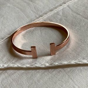 BEAUTIFUL ROSE GOLD T-SHAPE BRACELET